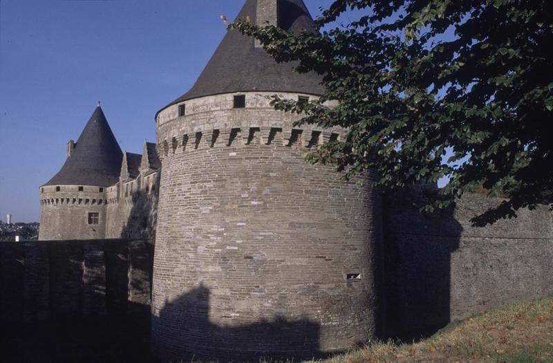 Façade ouest et tours sur les douves