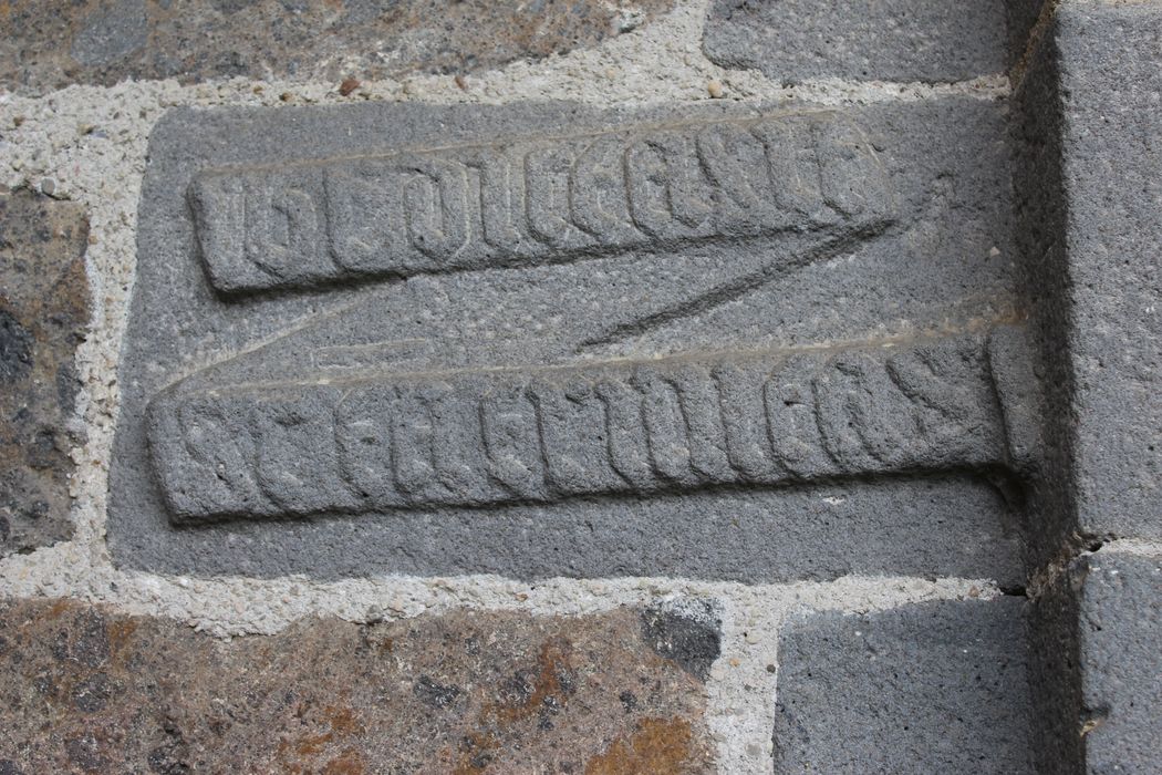 porche sud, détail d'une inscription