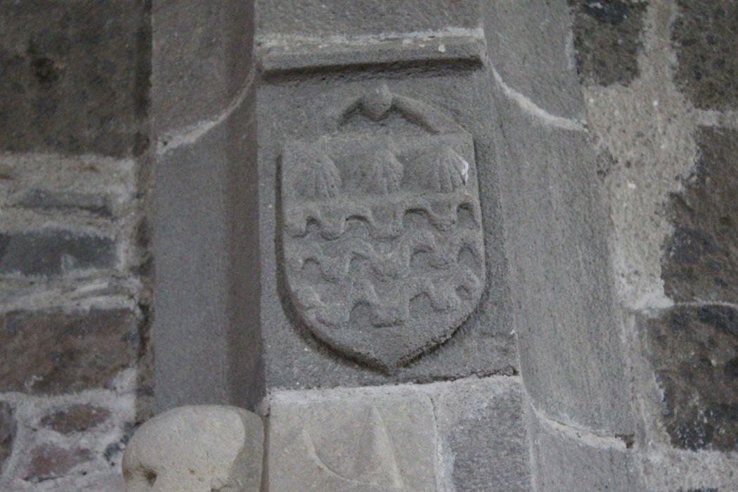 haut-relief : figure de la mort, détail du blason sculpté au-dessus du haut-relief