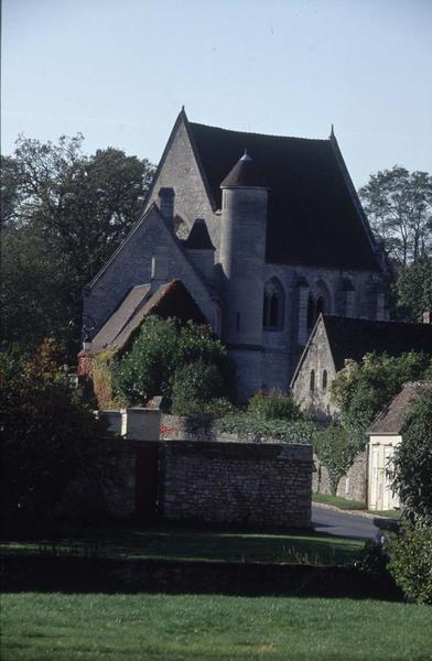 Ensemble avec tourelle et maisons environnantes