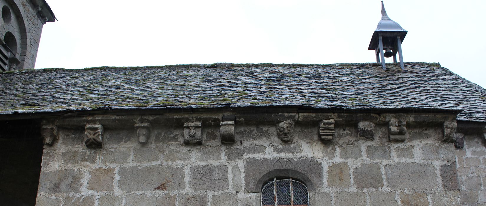 façade latérale sud, détail des modillons sculptés