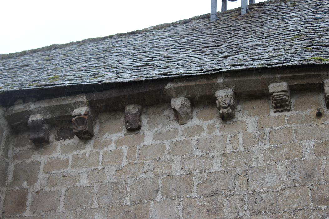 façade latérale sud, détail des modillons sculptés