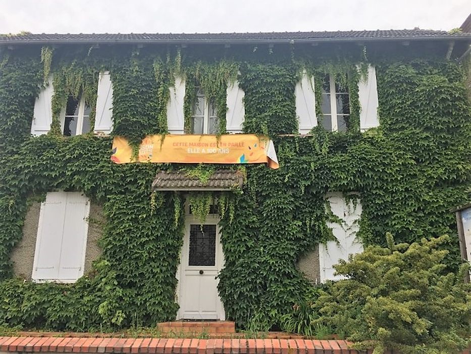 façade sur rue, vue partielle