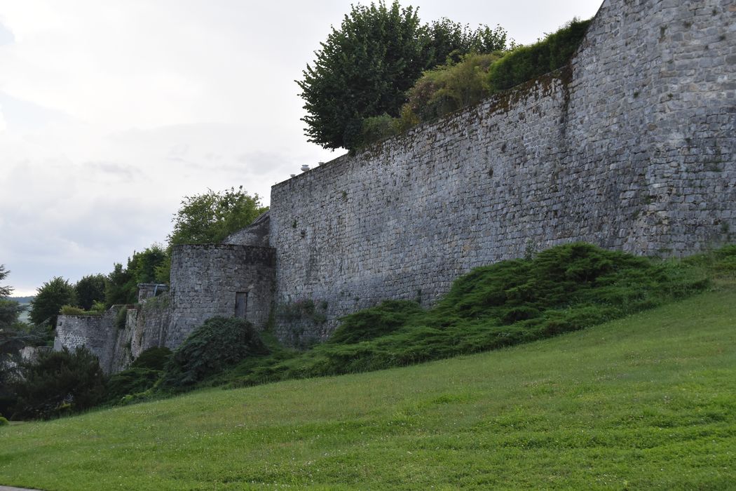 vue générale des remparts depuis l’Est