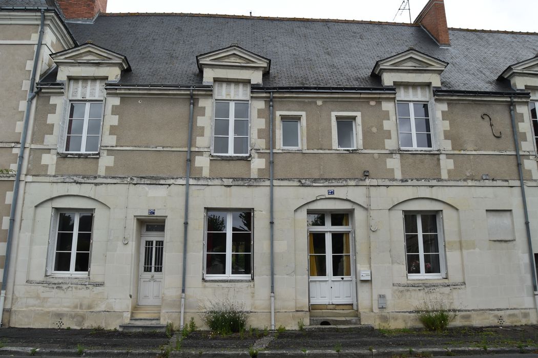 façade sur la place, vue générale