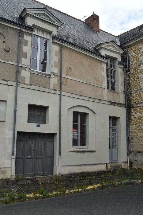 façade sur la place, vue générale