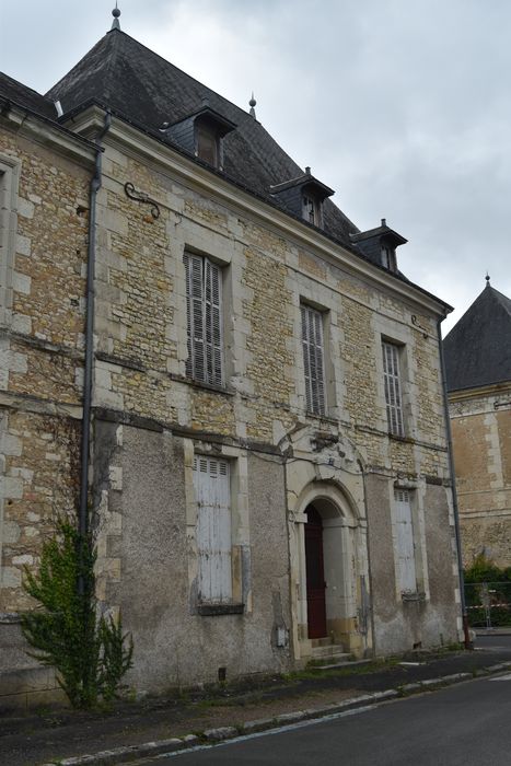 façade sur la place, vue générale