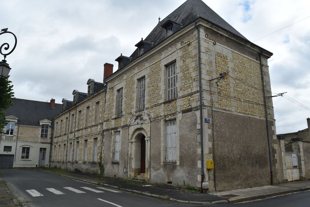 façade sur la place, vue générale