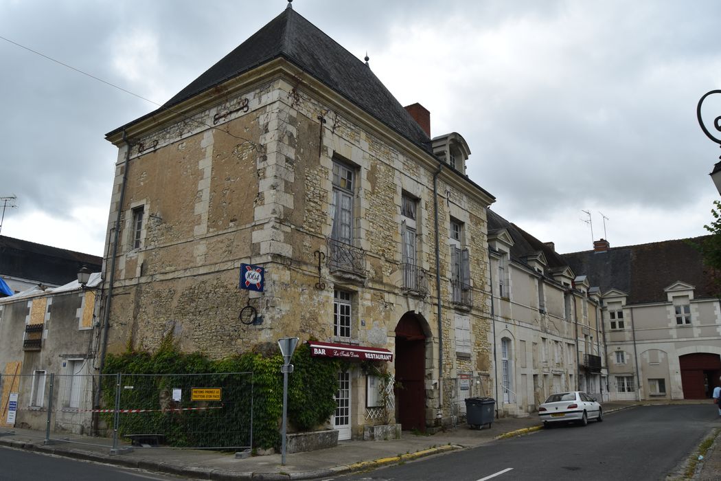 façade sur la place, vue générale