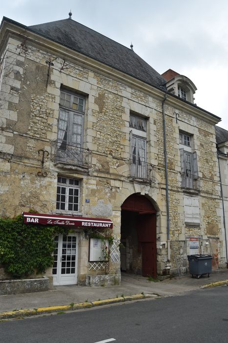 façade sur la place, vue générale