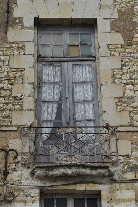 façade sur la place, détail d’une baie au 1er étage