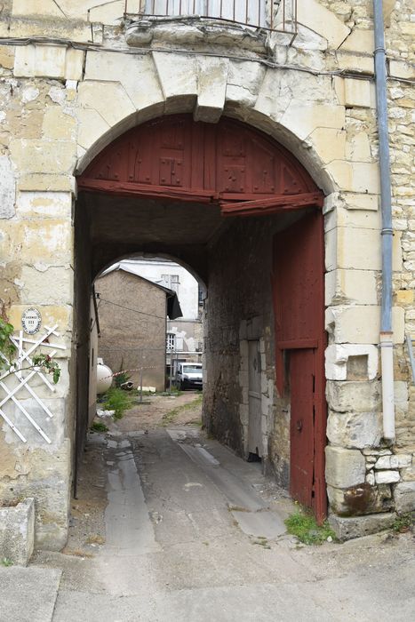 façade sur la place, vue générale du porche