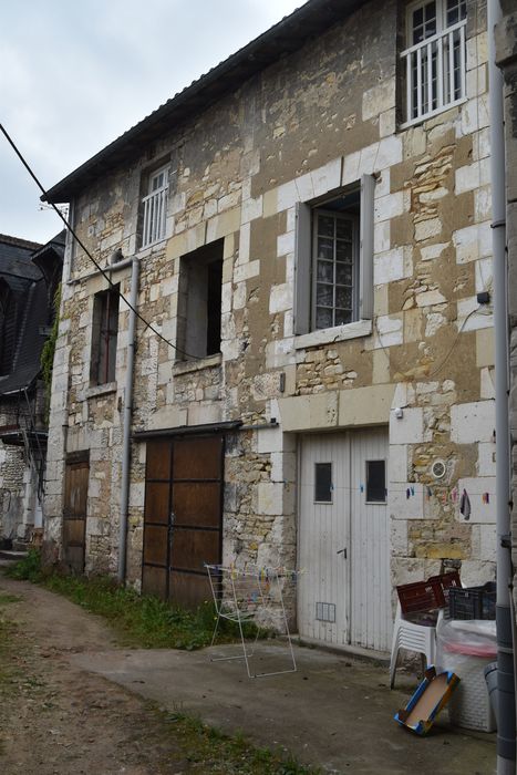 cour, bâtiment situé à droite, vue générale