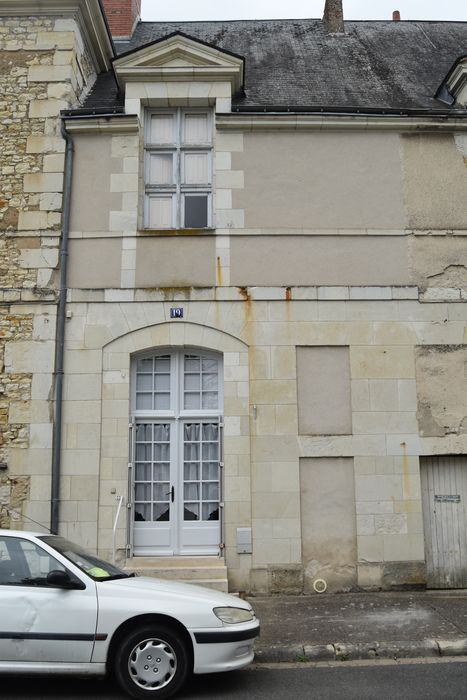 façade sur la place, vue générale