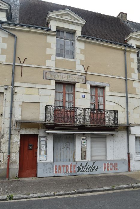 façade sur la place, vue générale