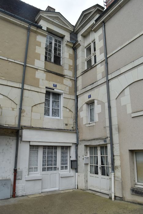 façades sur la place, vue générale