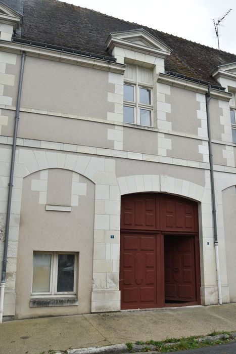 façade sur la place, vue générale