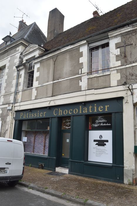 façade sur la place, vue générale