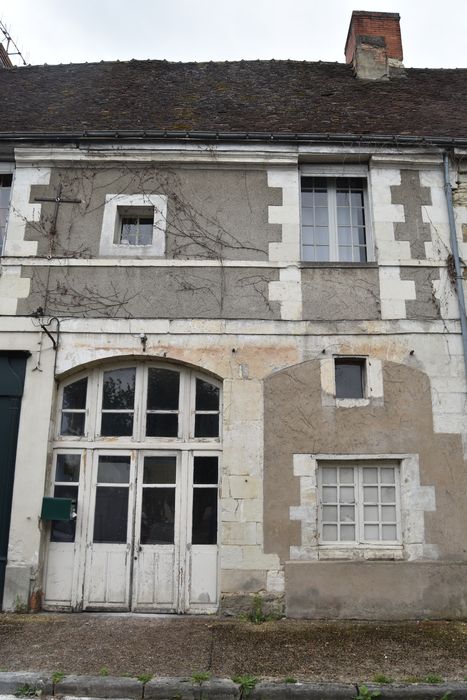 façade sur la place, vue générale