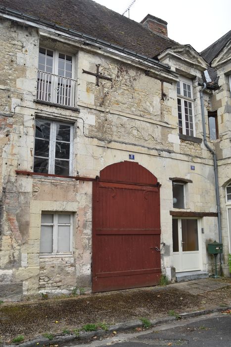 façade sur la place, vue générale