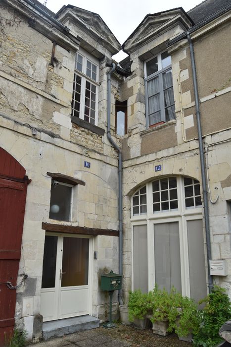 façades sur la place, vue générale