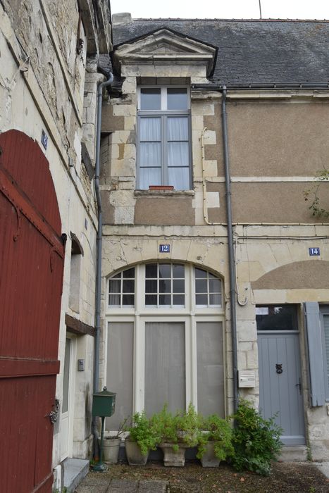 façade sur la place, vue générale