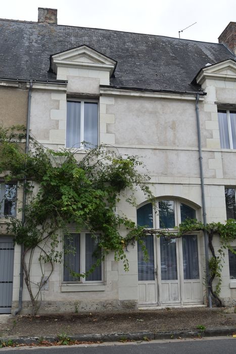 façade sur la place, vue générale