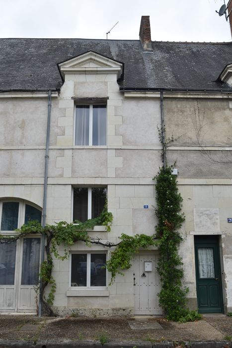 façade sur la place, vue générale