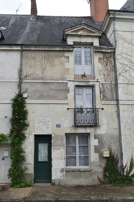 façade sur la place, vue générale