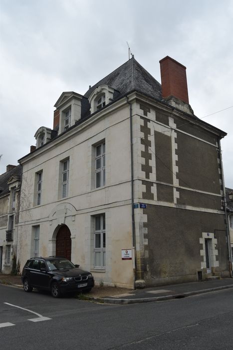 façades sur la place, vue générale