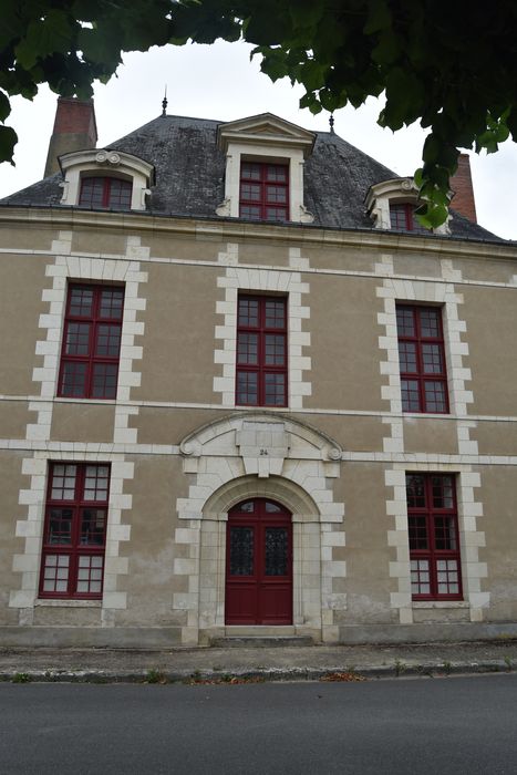 façade sur la place, vue générale