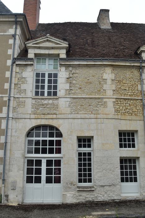 façade sur la place, vue générale