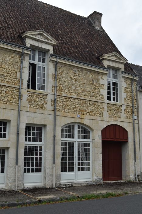 façade sur la place, vue générale