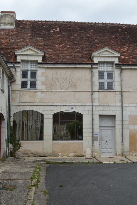 façade sur la place, vue générale