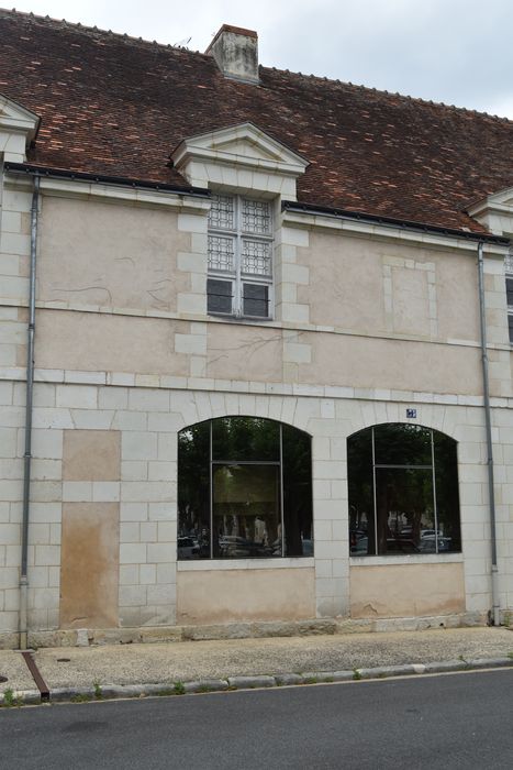 façade sur la place, vue générale