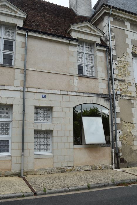 façade sur la place, vue générale