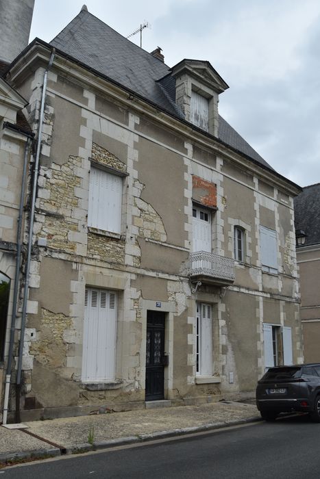 façade sur la place, vue générale