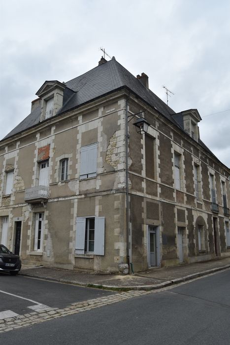 façades sur la place, vue générale