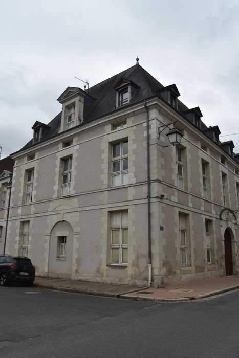 façades sur la place, vue générale