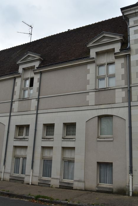 façade sur la place, vue générale