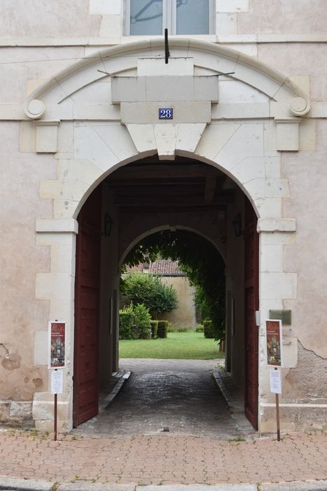 façade sur rue, vue générale du porche d’accès