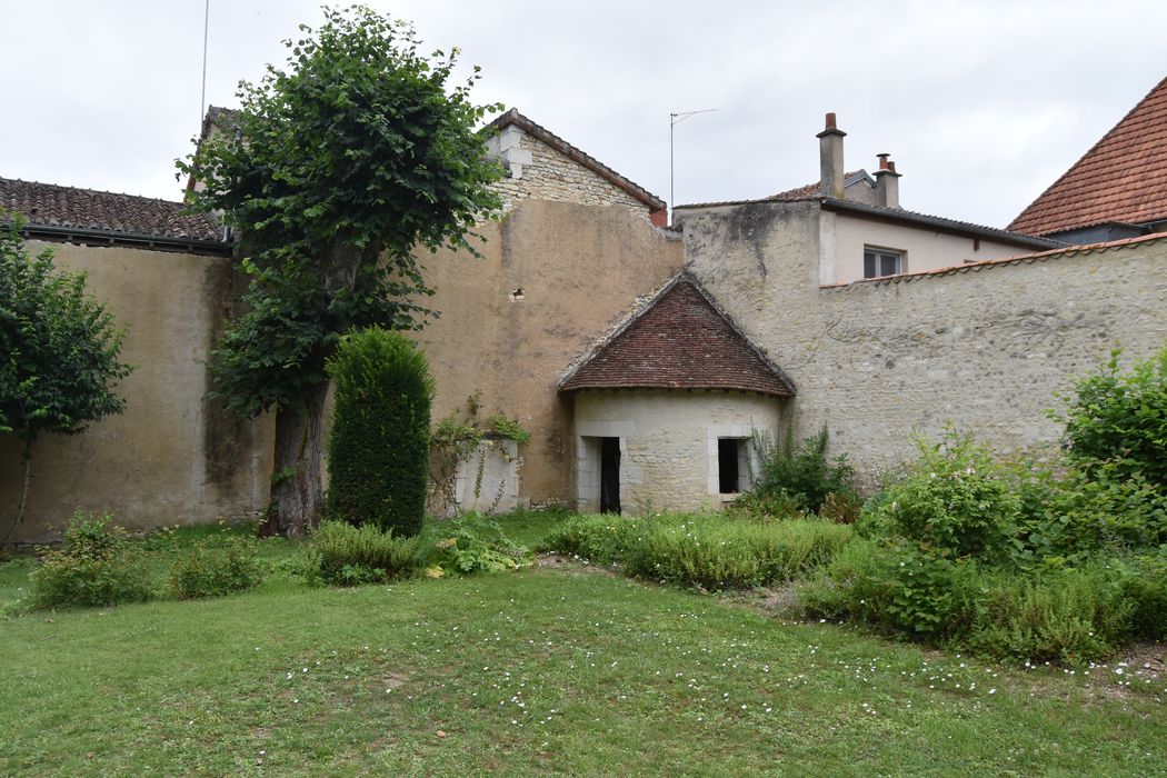 façade sur rue, vue partielle du jardin