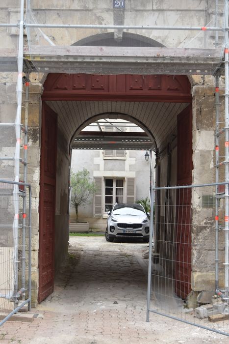 façade sur rue, vue générale du porche d’accès