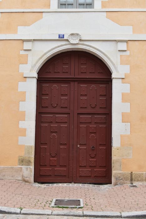 façade sur rue, vue générale du porche d’accès