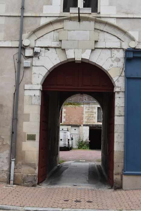 façade sur rue, vue générale du porche d’accès