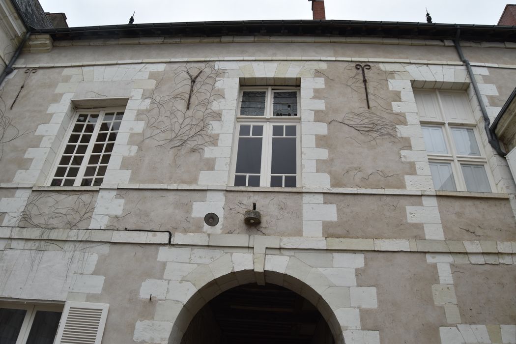 façade sur cour, vue partielle