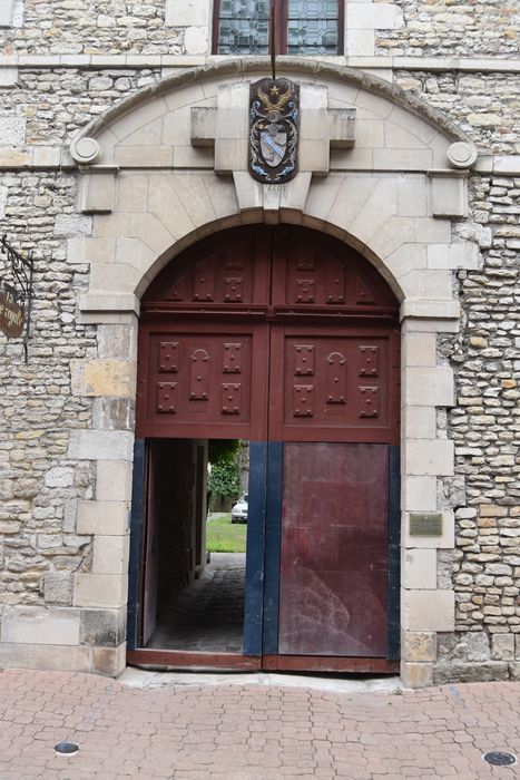 façade sur rue, vue générale du porche d’accès