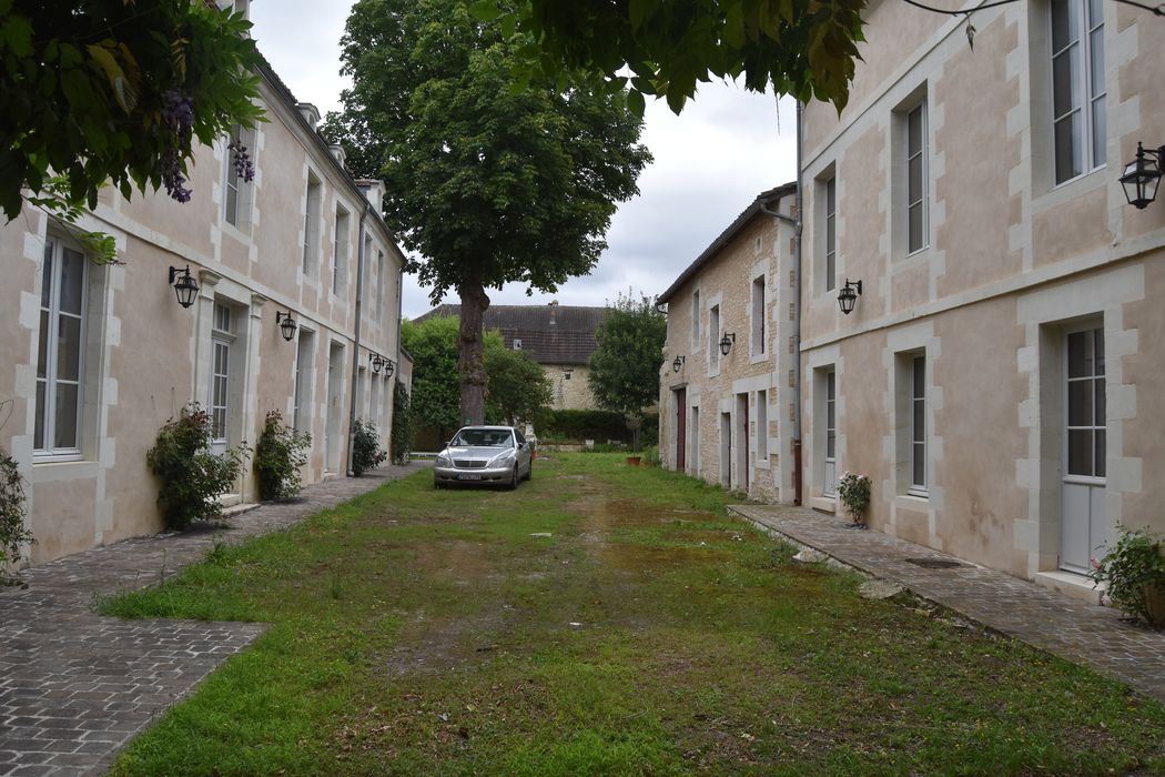 façades des ailes latérales sur cour, vue générale