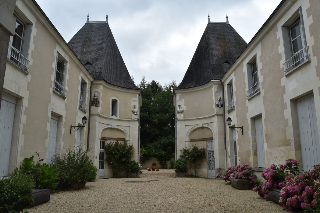 façades des ailes latérales sur cour, vue générale