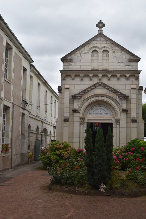 cour, vue générale de la chapelle